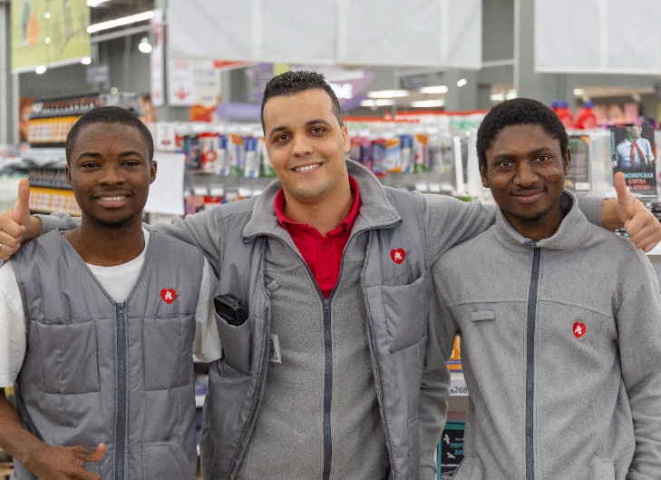 «Ашан» трудоустроил 800 иностранцев из 70 стран в рамках проекта «Мост»