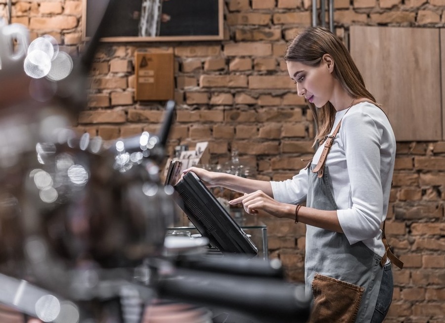 ФНС: как применять ККТ при оплате покупателем товара через приложение банка в выходной день?