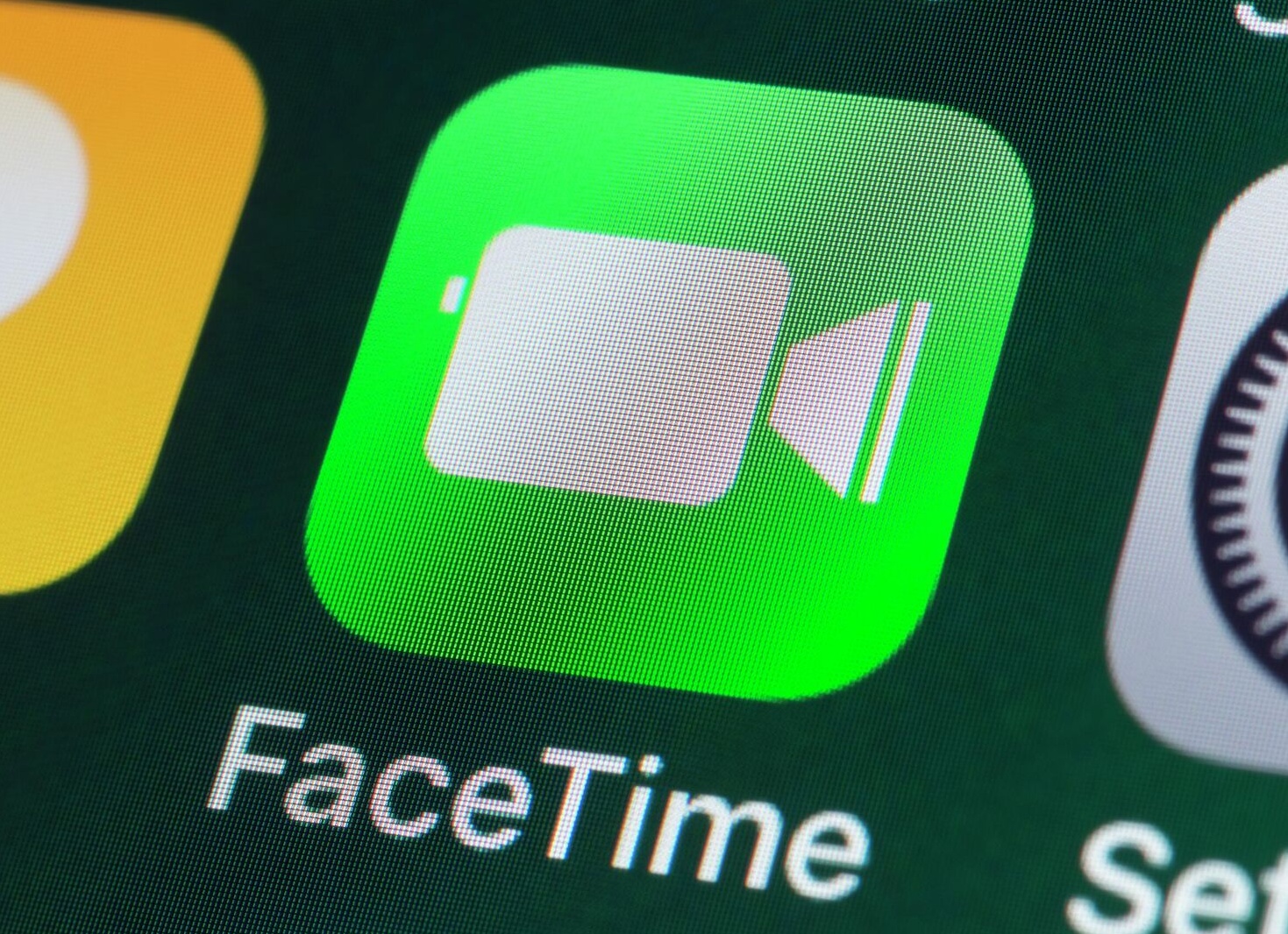 Роскомнадзор ввел ограничения на работу FaceTime в России