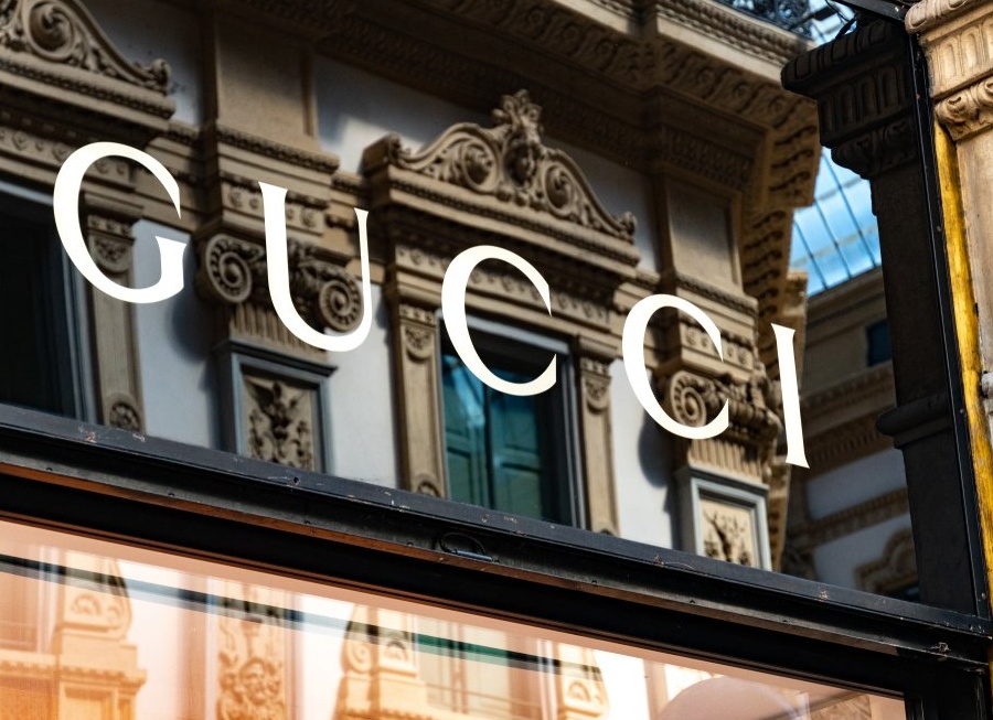 Полиция Италии провела обыски в штаб-квартирах Versace, Prada, Gucci и других брендов